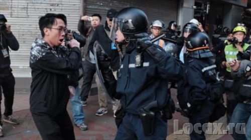 Полиция Гонконга применила слезоточивый газ против демонстрантов